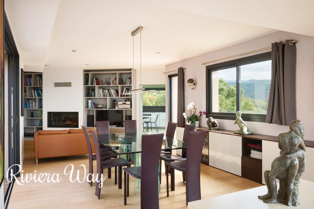 10 room villa in La Croix-Valmer, photo #3, listing #102842418