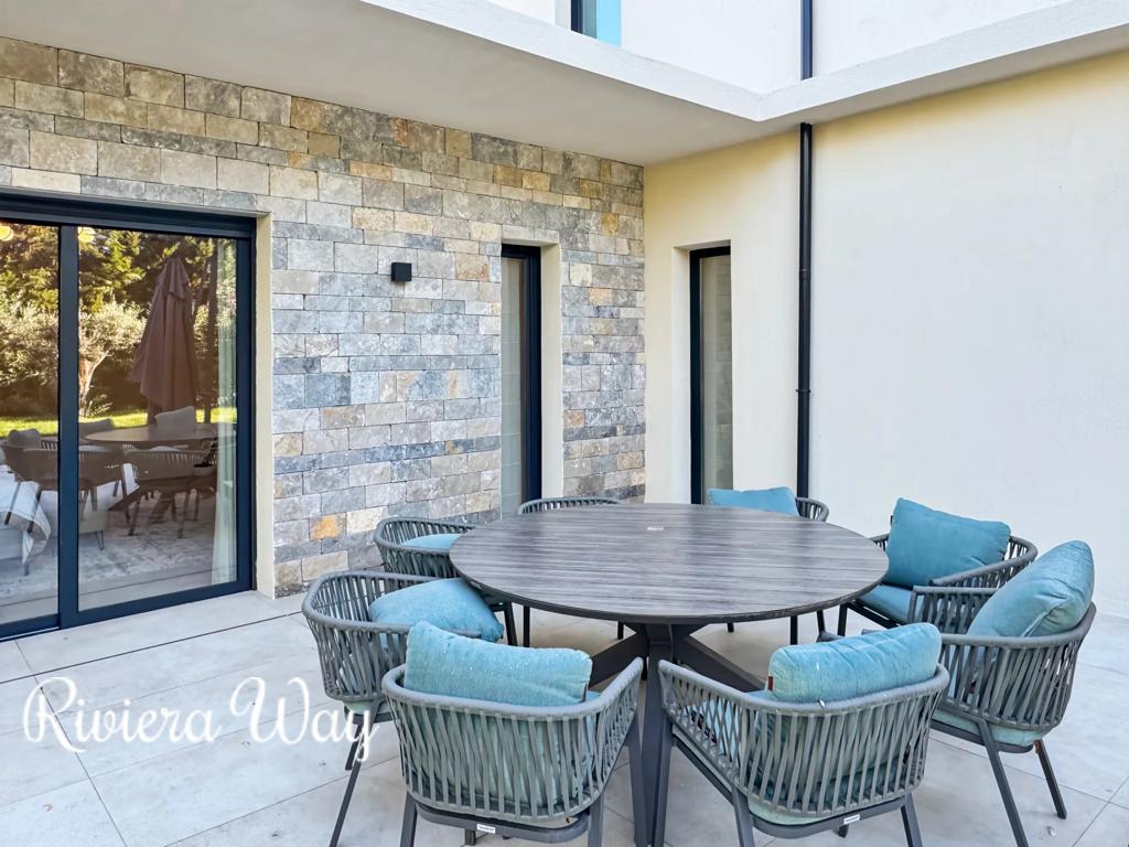 8 room villa in Mougins, photo #2, listing #104160252