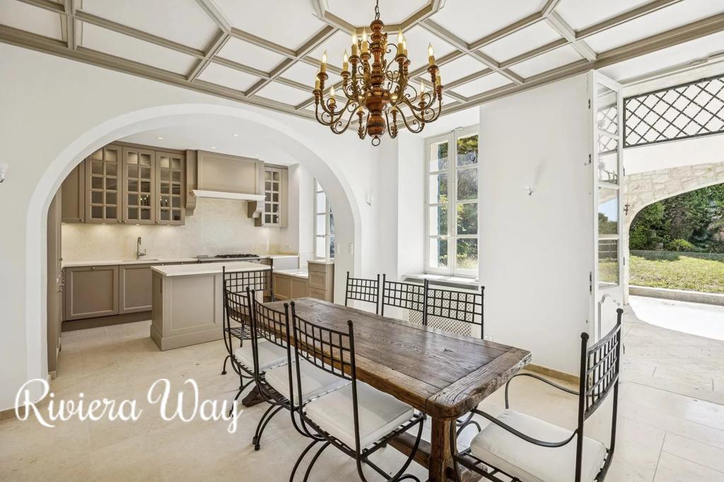 9 room villa in Grasse, photo #2, listing #104342280