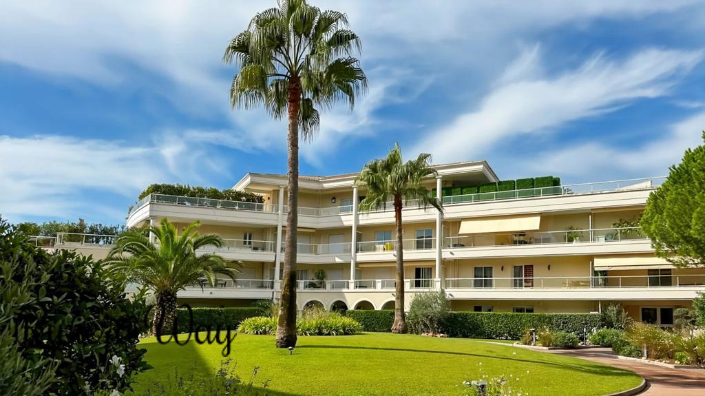 5 room apartment in Mandelieu-la-Napoule, photo #8, listing #103047630