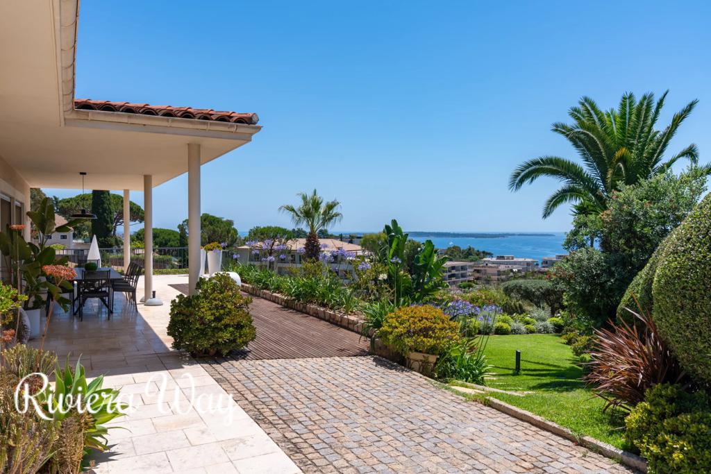 8 room villa in Cannes, photo #5, listing #106529640