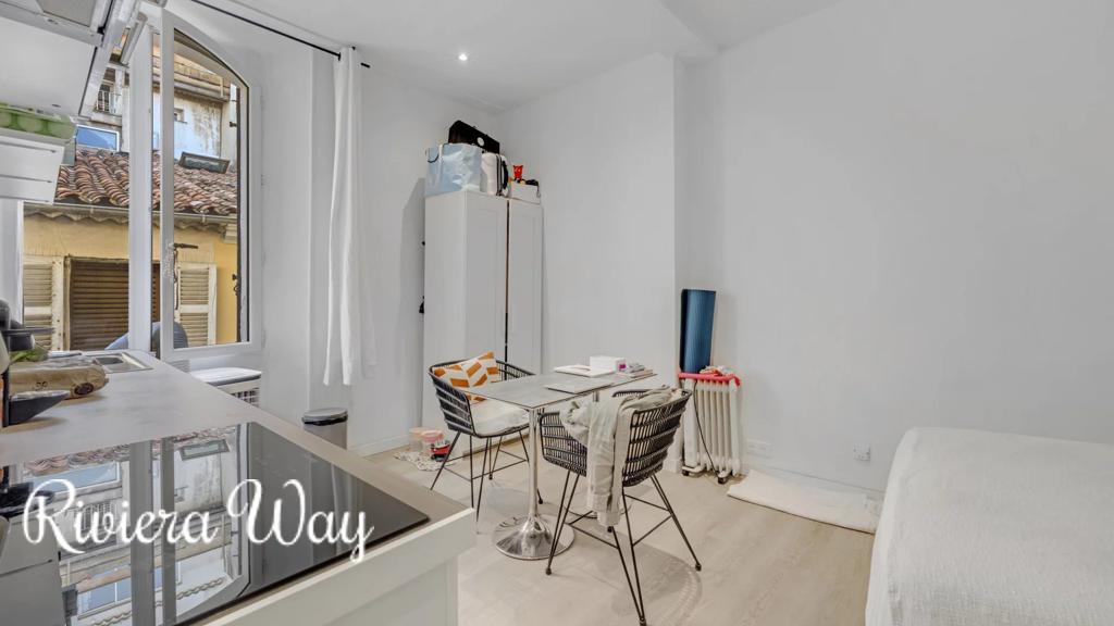 5 room apartment in Saint-Tropez, 68 m², photo #2, listing #104116026