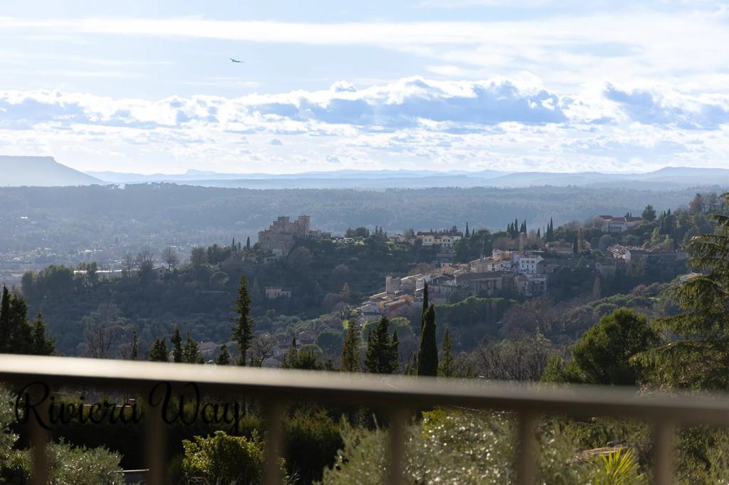 8 room villa in Fayence, photo #1, listing #105456036