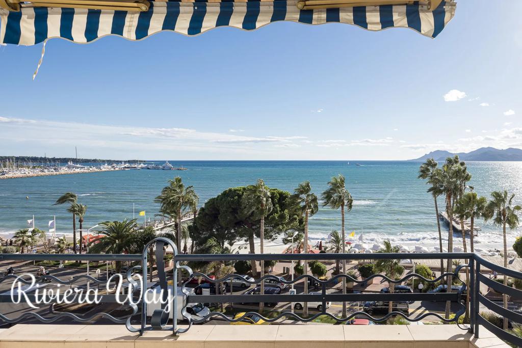 6 room apartment in Cannes, photo #3, listing #100699158