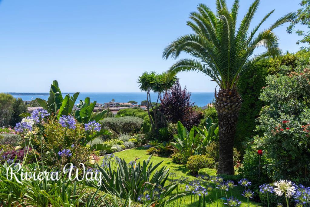 8 room villa in Cannes, photo #3, listing #106529640