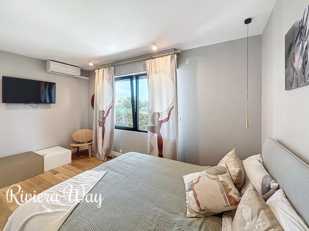 7 room villa in Cannes, photo #3, listing #104282556