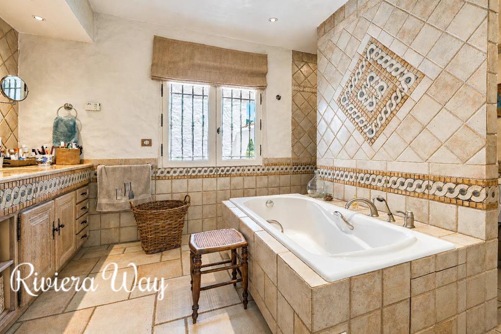 9 room villa in Le Rouret, photo #10, listing #106503558
