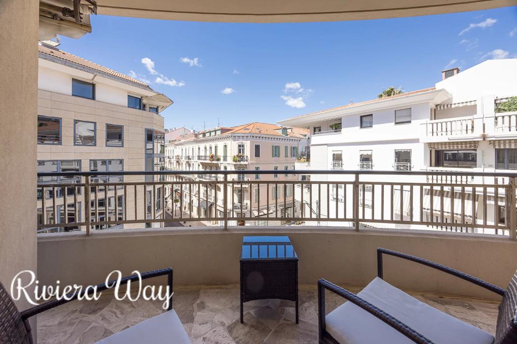 4 room apartment in Cannes, photo #1, listing #100447914