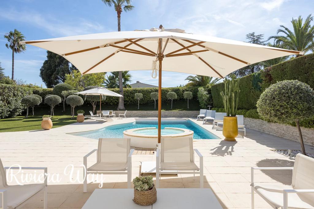 5 room villa in Villeneuve-Loubet, photo #4, listing #107203110