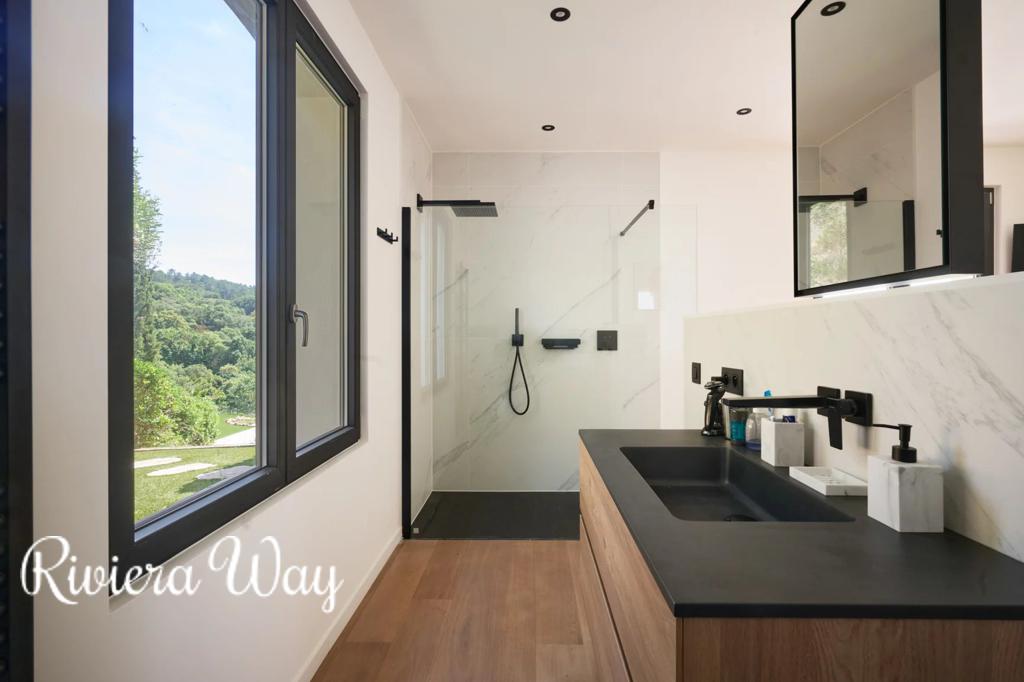 9 room villa in La Croix-Valmer, photo #3, listing #103323528