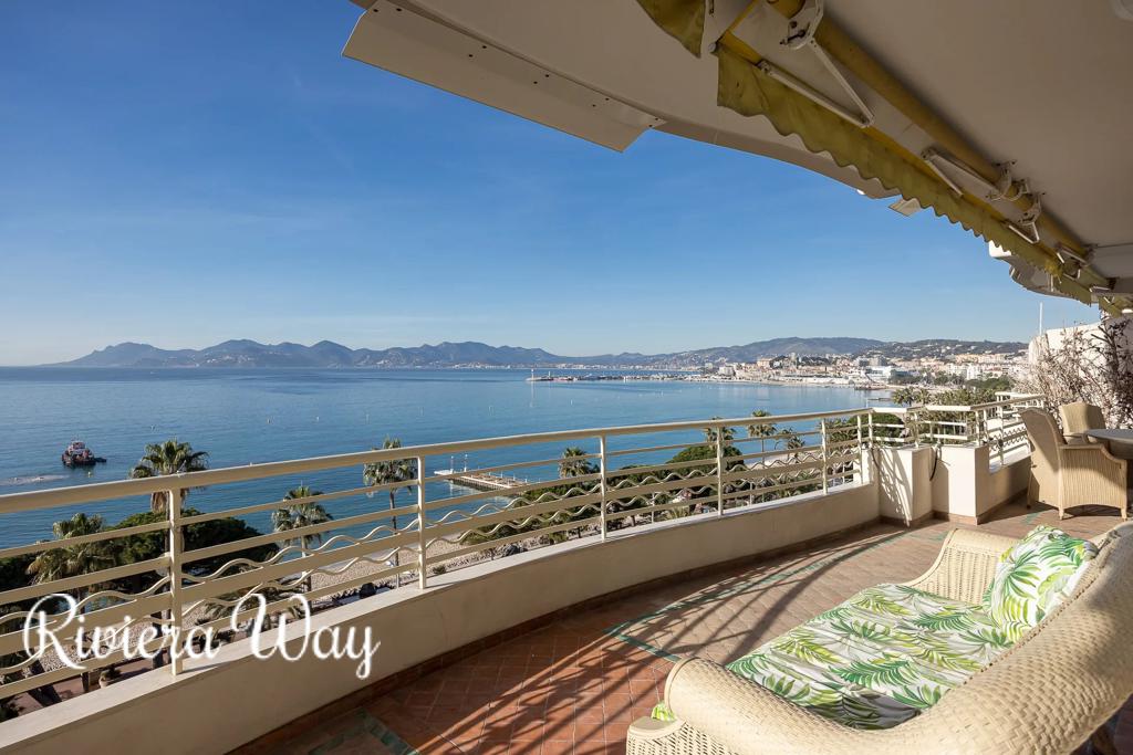 5 room apartment in Cannes, photo #2, listing #99360030