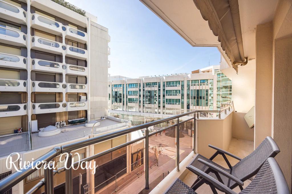 2 room apartment in Cannes, photo #3, listing #105621894