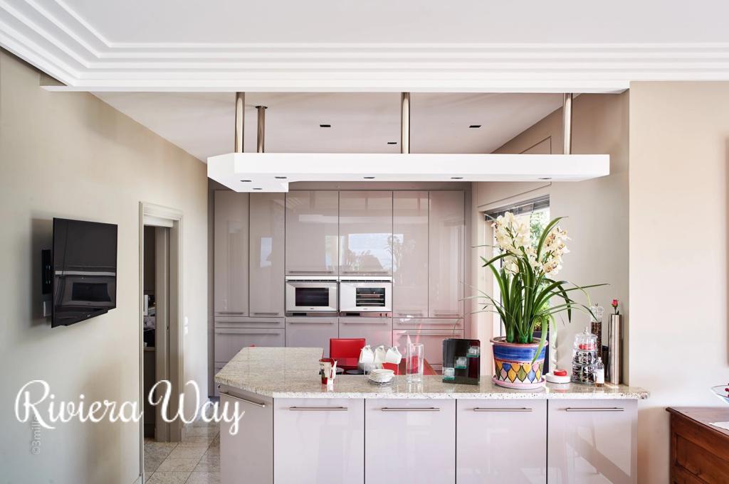 8 room villa in Grimaud, photo #10, listing #107128056