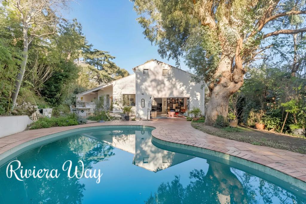 8 room villa in Toulon, photo #1, listing #105270354