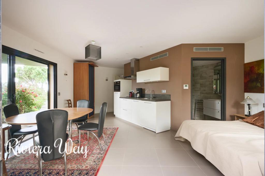 10 room villa in La Croix-Valmer, photo #8, listing #102842418