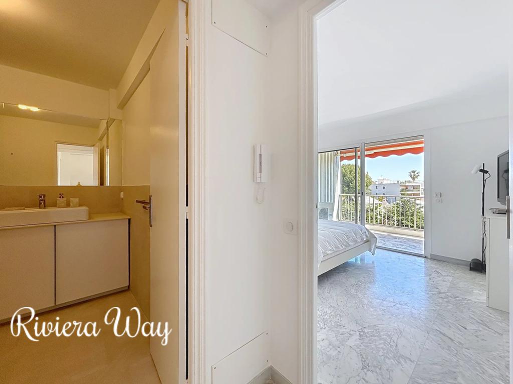 2 room apartment in Antibes, photo #8, listing #106090152