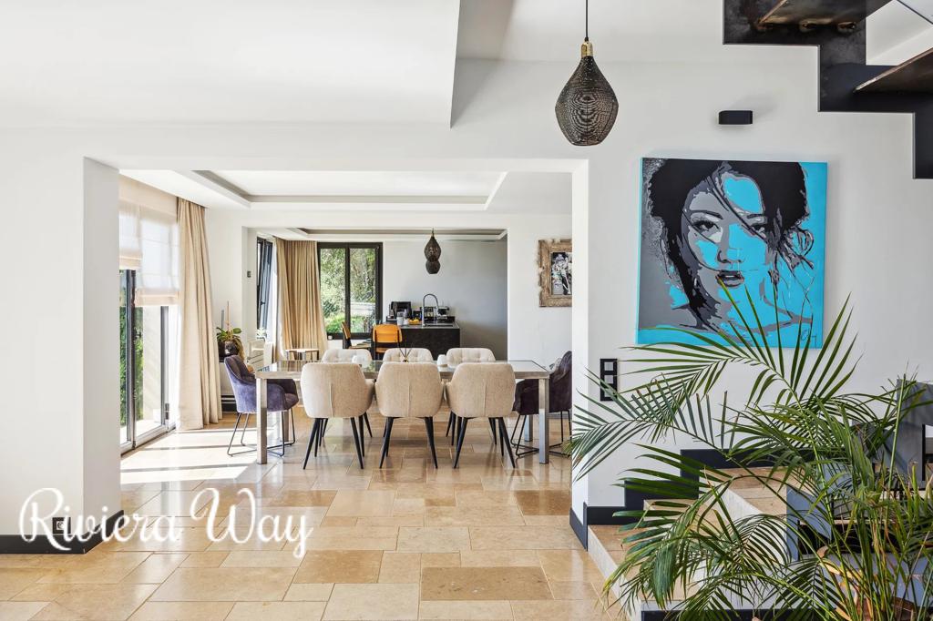 9 room villa in Le Tignet, photo #4, listing #99688428