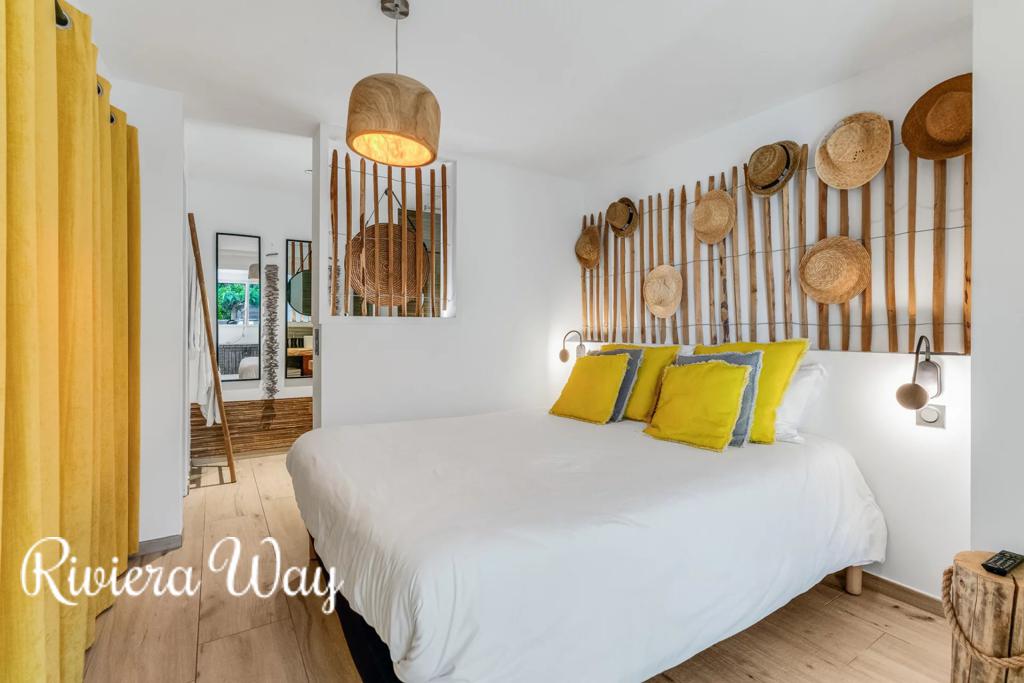 11 room villa in Sainte-Maxime, photo #9, listing #106335390