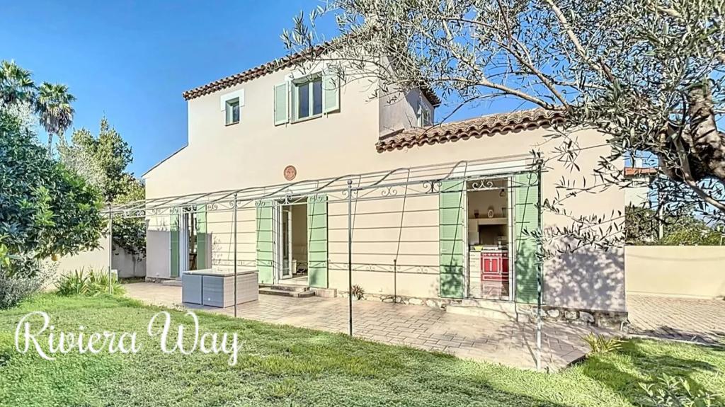 5 room villa in Antibes, photo #1, listing #106079400