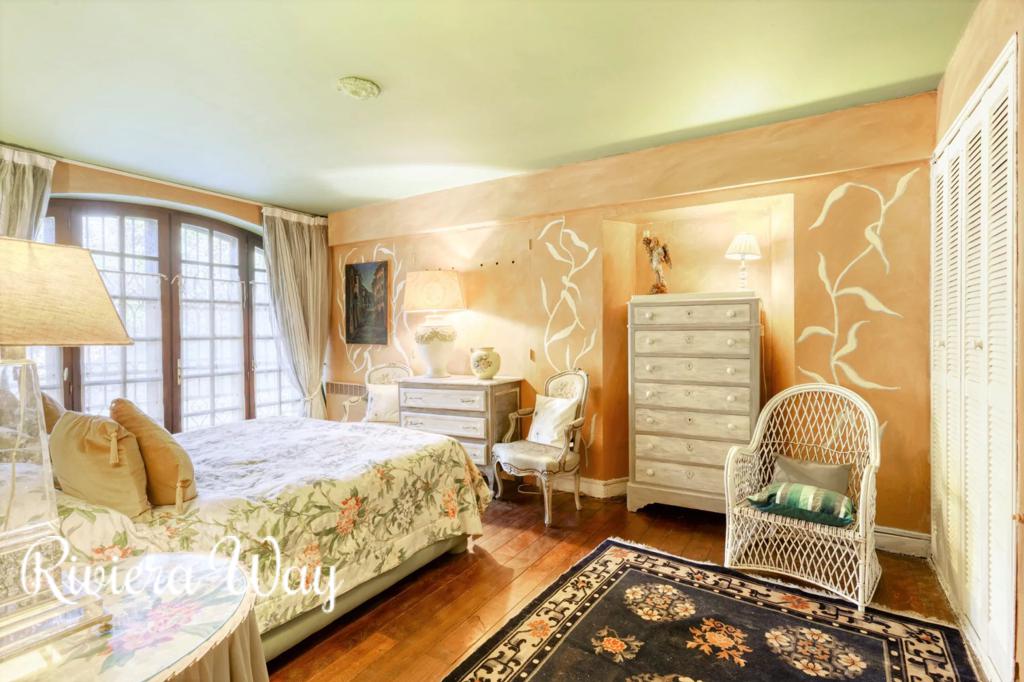 8 room villa in Mougins, photo #3, listing #93278598