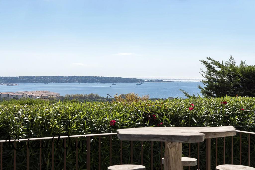 5 room villa in Cannes, photo #6, listing #104187132
