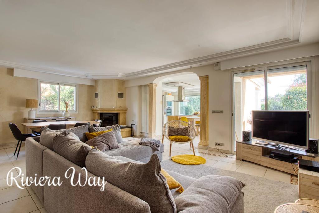 5 room villa in Antibes, photo #3, listing #104071674