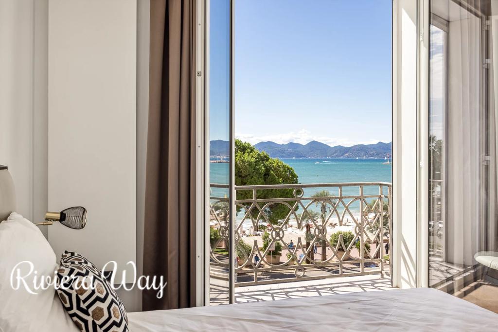 2 room apartment in Cannes, photo #7, listing #100684080