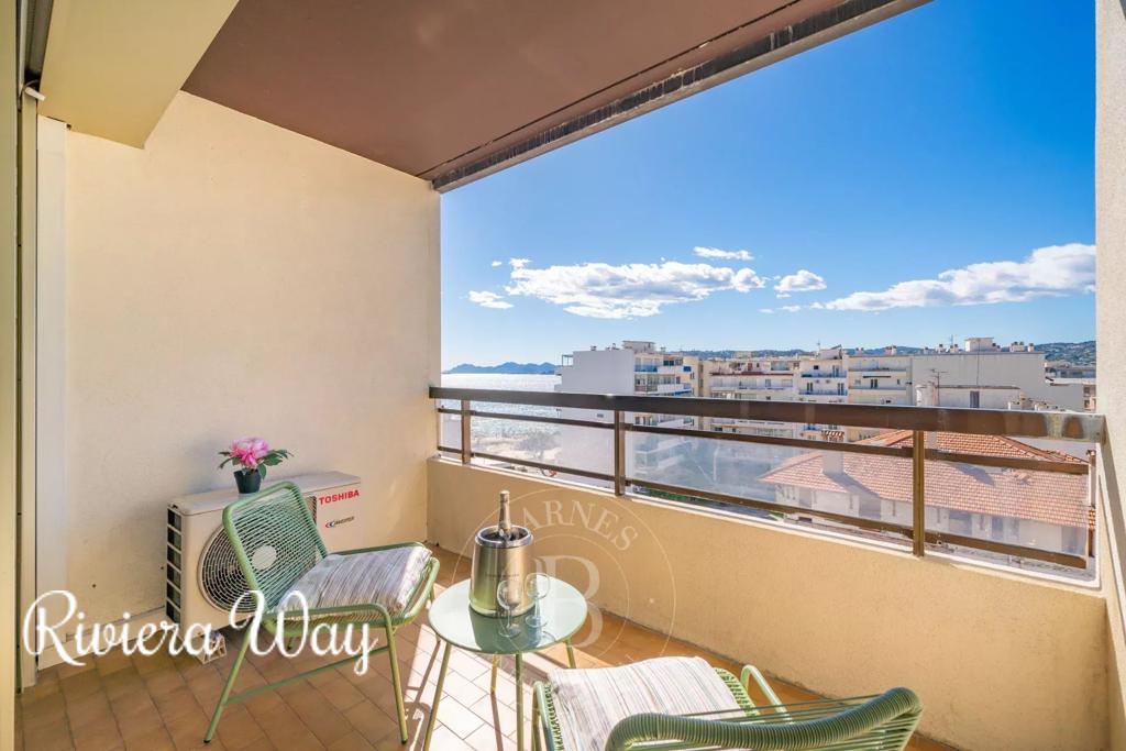 1 room apartment in Antibes, photo #4, listing #99874068