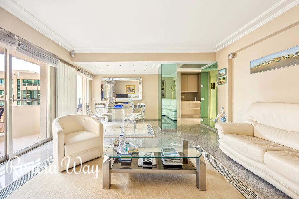 2 room apartment in Cannes, photo #7, listing #105621894
