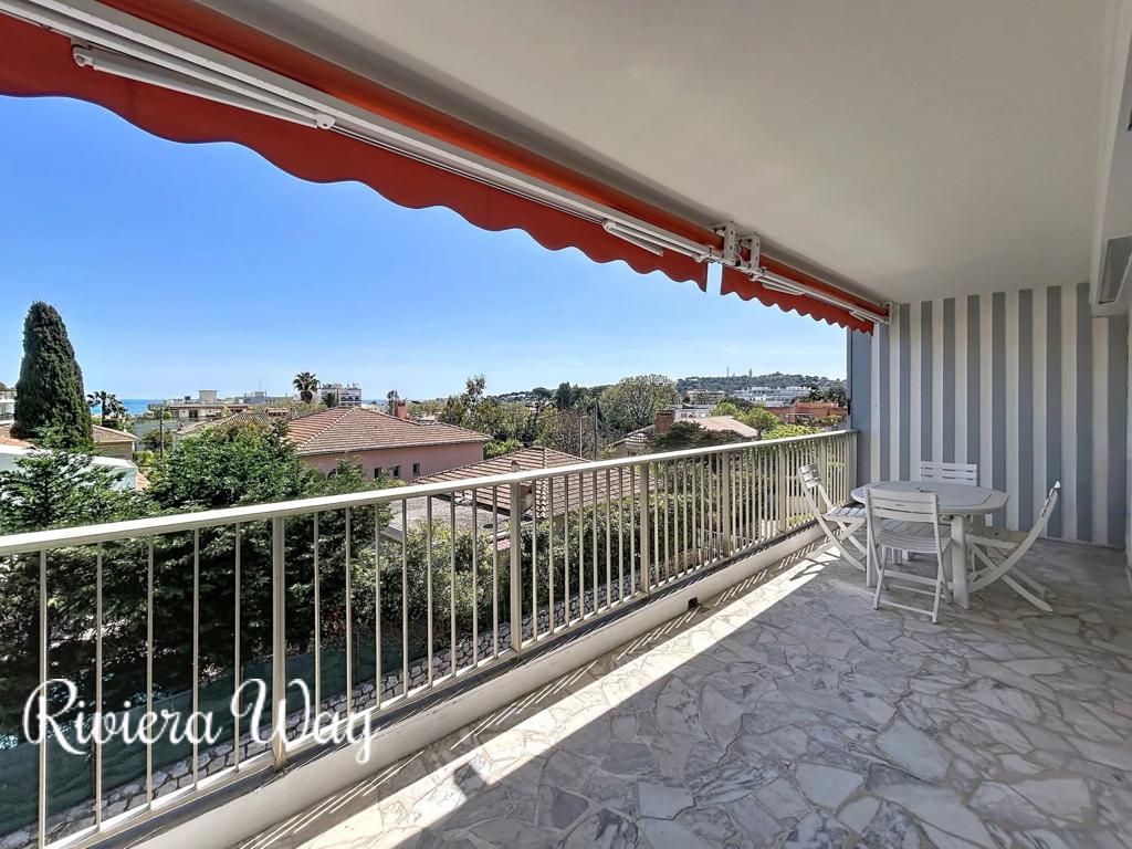 2 room apartment in Antibes, photo #1, listing #106090152