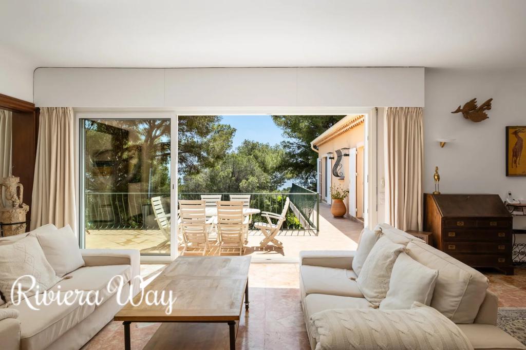 10 room villa in Saint-Raphaël, photo #1, listing #99545040