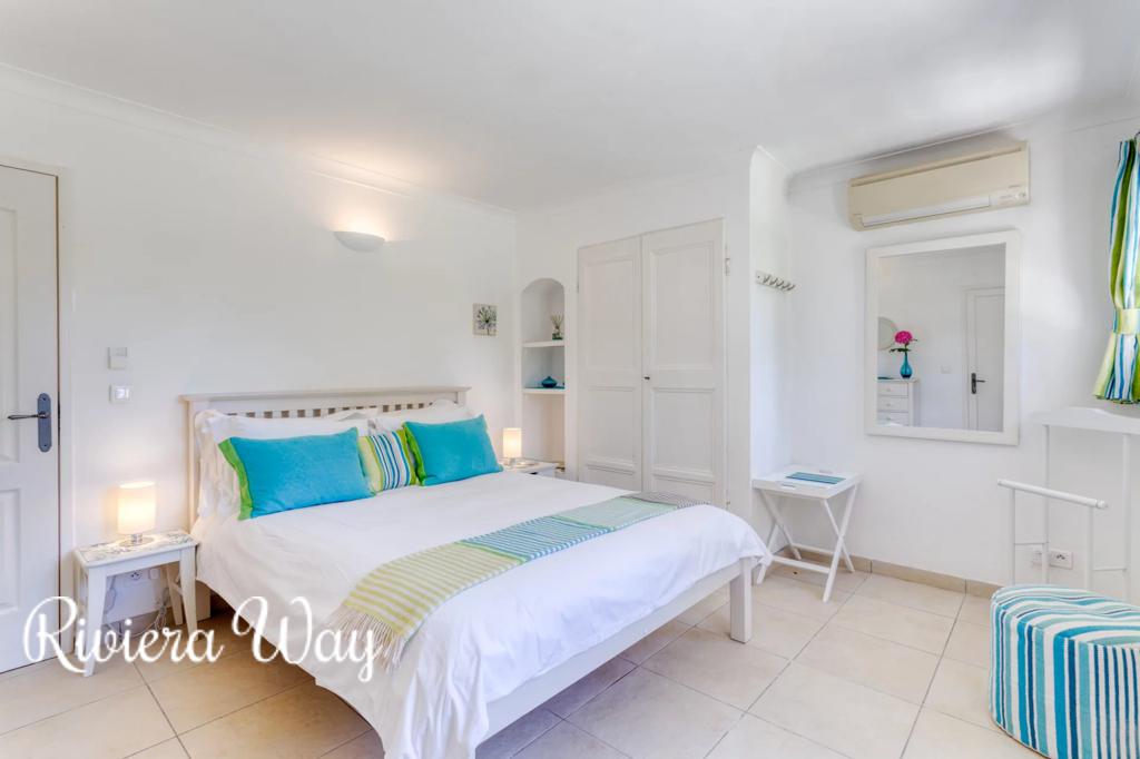 6 room villa in Cogolin, photo #1, listing #99814848