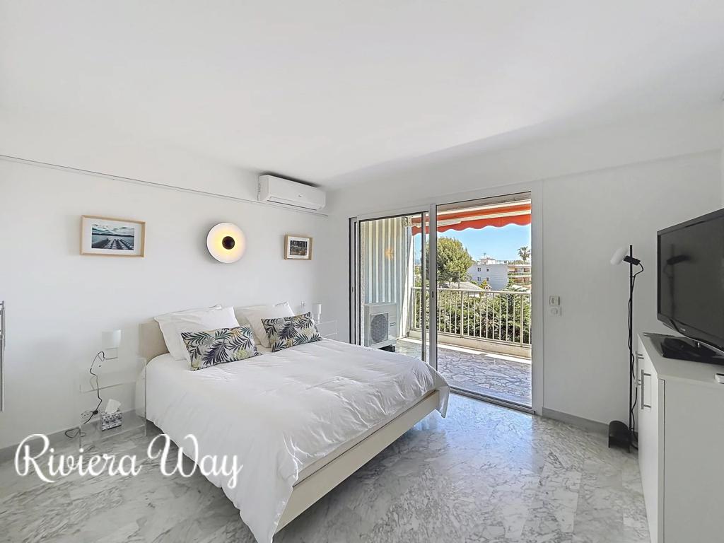 2 room apartment in Antibes, photo #2, listing #106090152