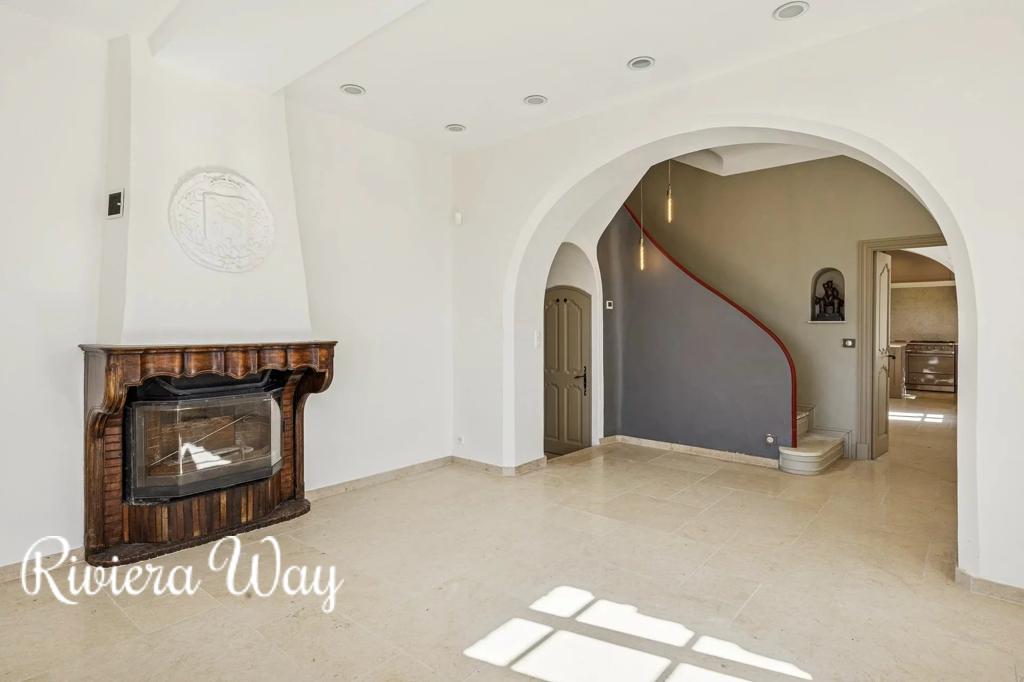 9 room villa in Grasse, photo #3, listing #104342280