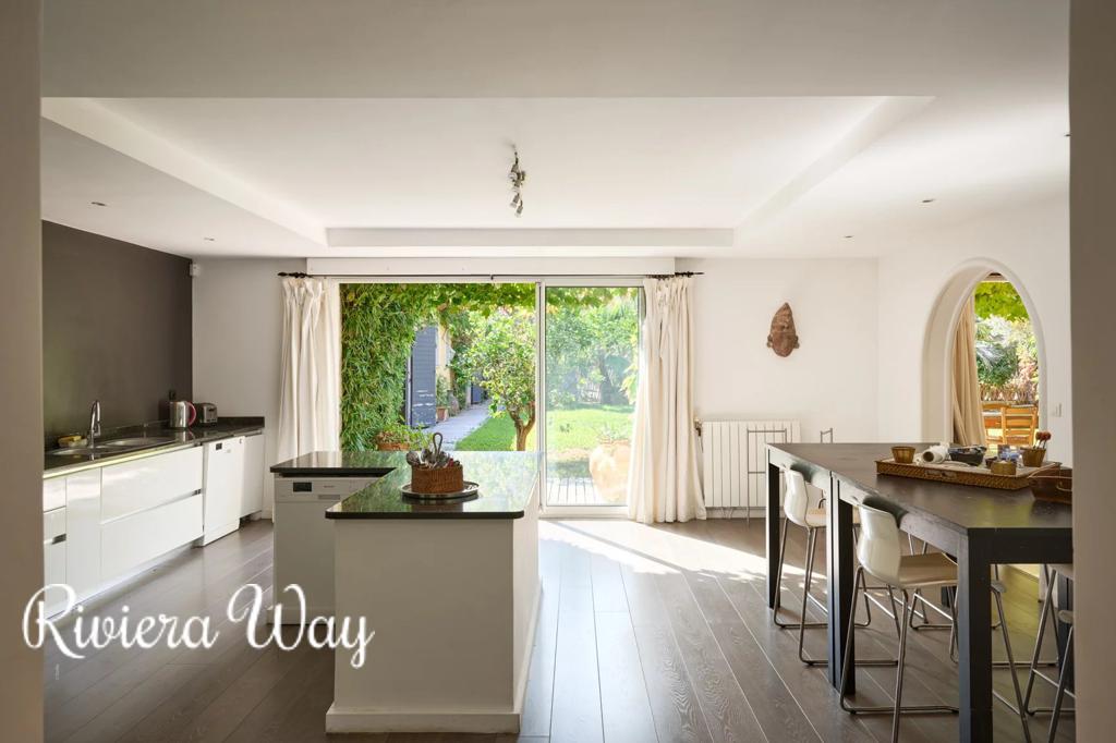 13 room villa in Bormes-les-Mimosas, photo #7, listing #104501502