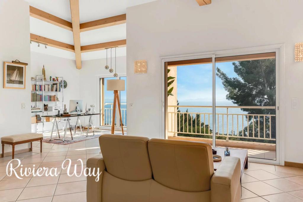 5 room villa in Le Lavandou, photo #4, listing #105223146