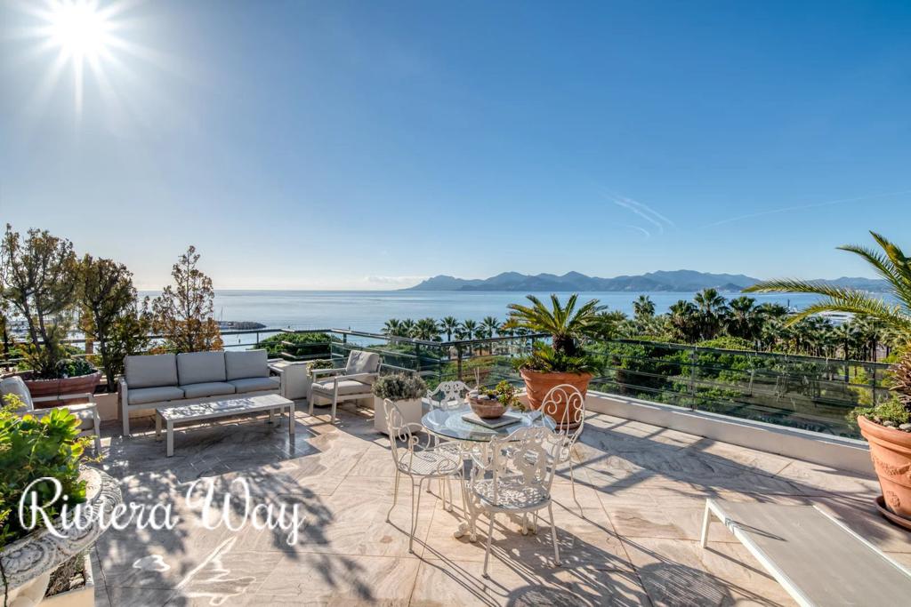4 room apartment in Cannes, photo #1, listing #105139692