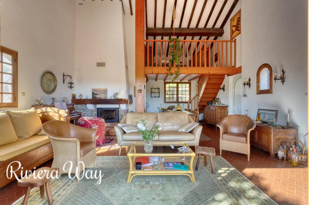 6 room villa in Bormes-les-Mimosas, photo #1, listing #96884088