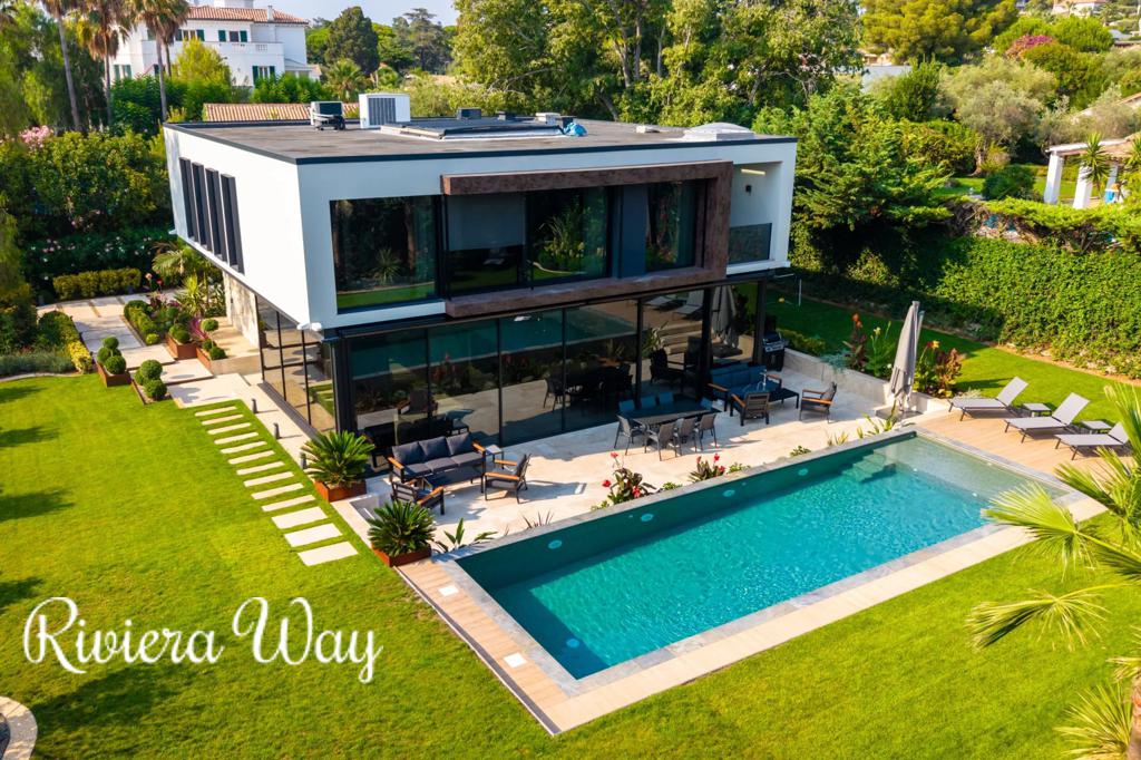 10 room villa in Antibes, photo #1, listing #106757028