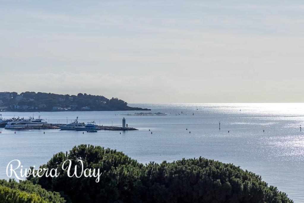 2 room apartment in Antibes, photo #9, listing #105421764