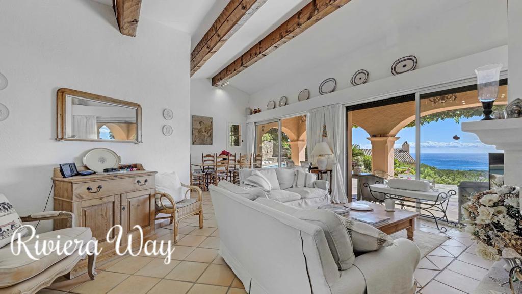 8 room villa in La Croix-Valmer, photo #3, listing #104300112