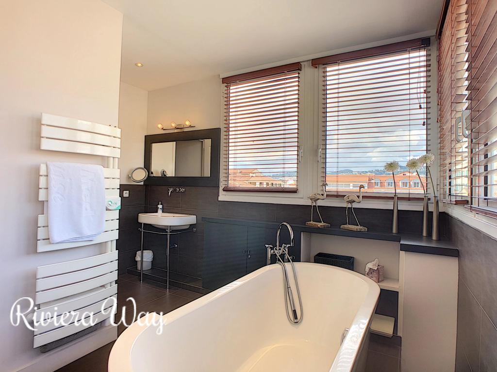 4 room apartment in Cannes, photo #7, listing #103766460