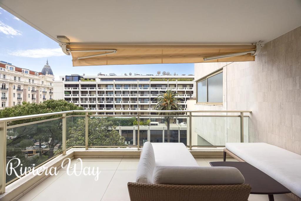 6 room apartment in Cannes, photo #2, listing #106247904