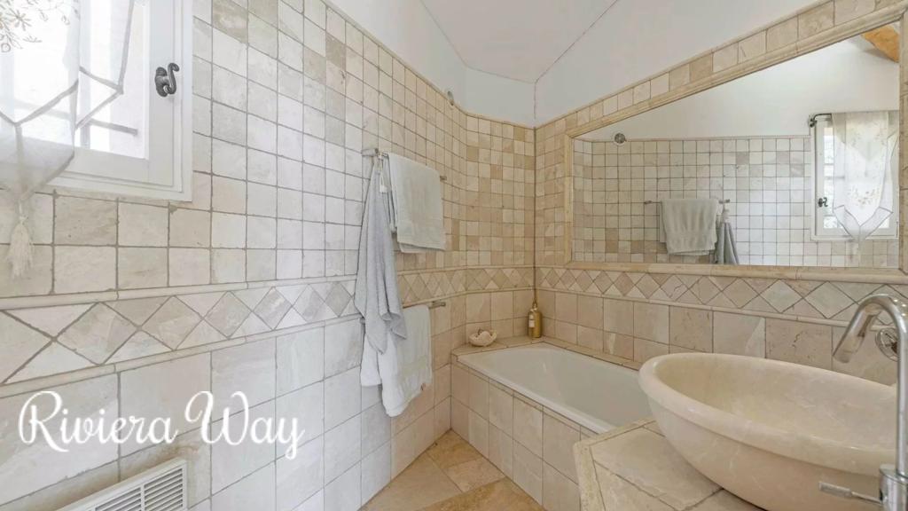 8 room villa in La Croix-Valmer, photo #3, listing #104300112