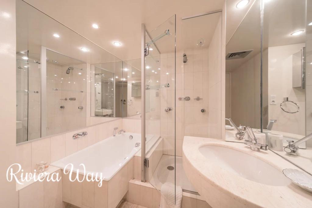 4 room apartment in Cannes, photo #5, listing #105139692