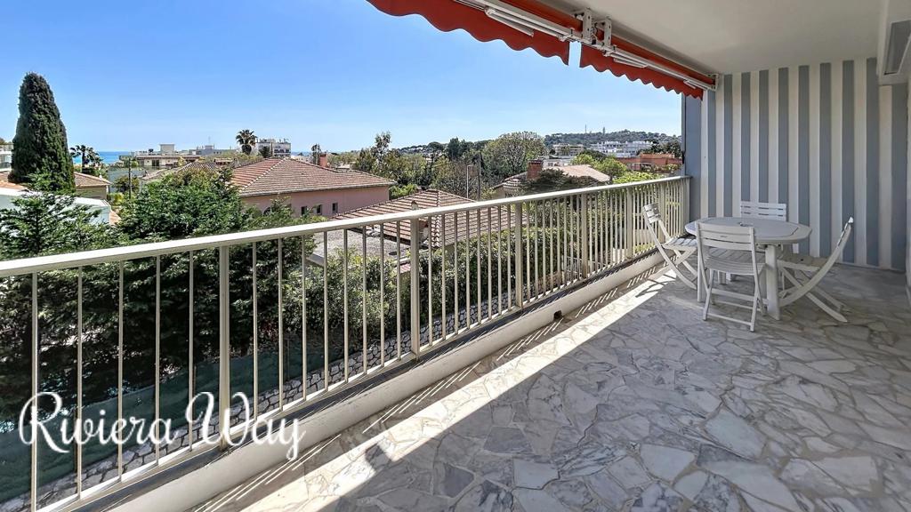 2 room apartment in Antibes, photo #10, listing #106090152