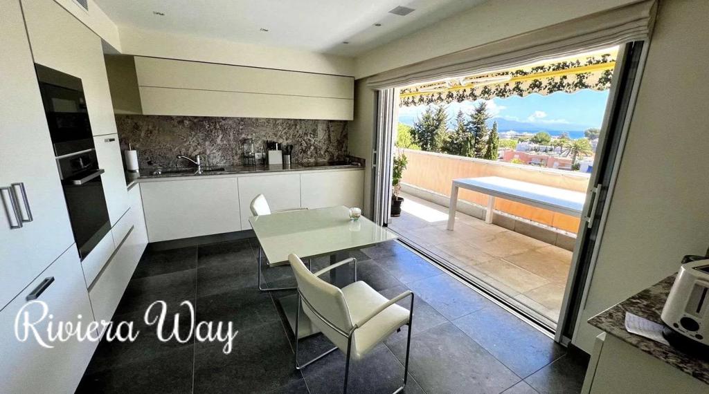 4 room apartment in Juan-les-Pins, photo #1, listing #103435374