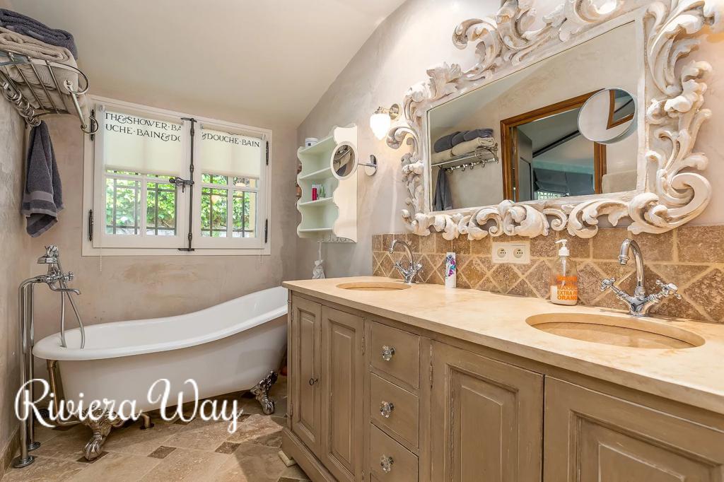 6 room villa in Grasse, photo #9, listing #102971022