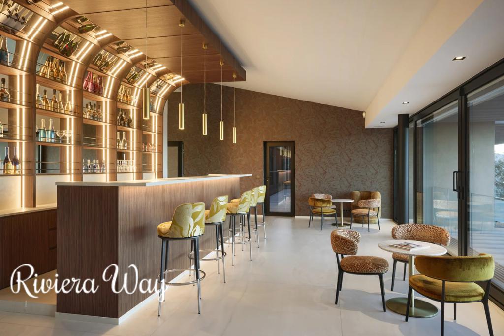 8 room villa in Gassin, photo #2, listing #104606964