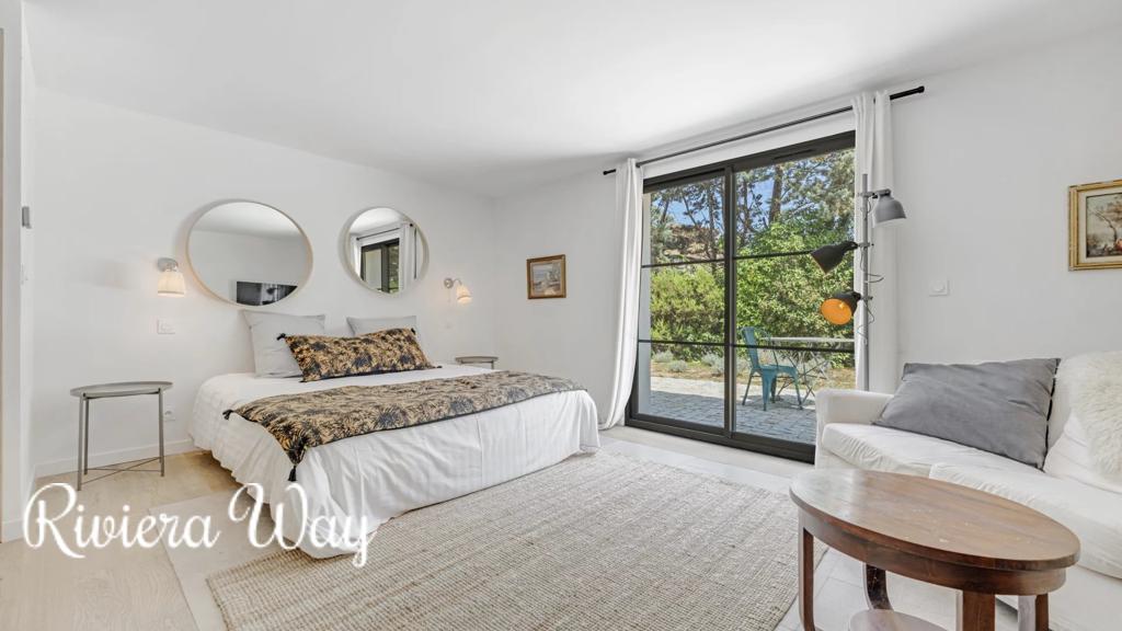 10 room villa in Grimaud, photo #1, listing #104001870